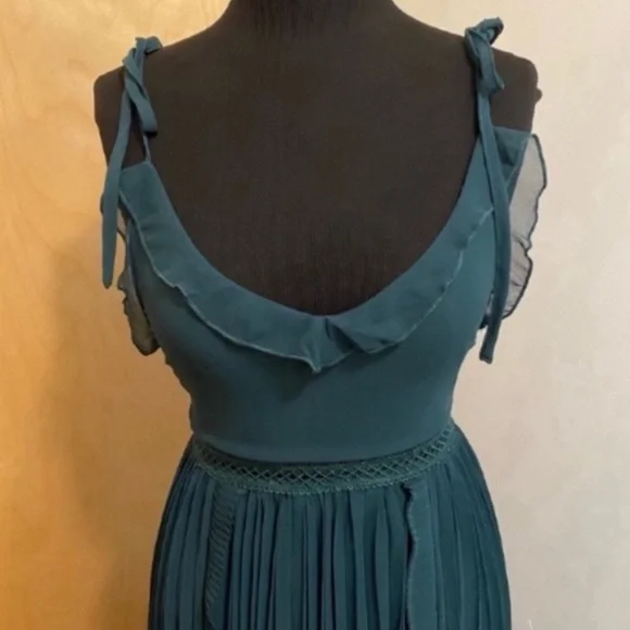 Lulus Never a Dull Moment Tie-Strap Pleated Midi Dress Emerald Green XSmall